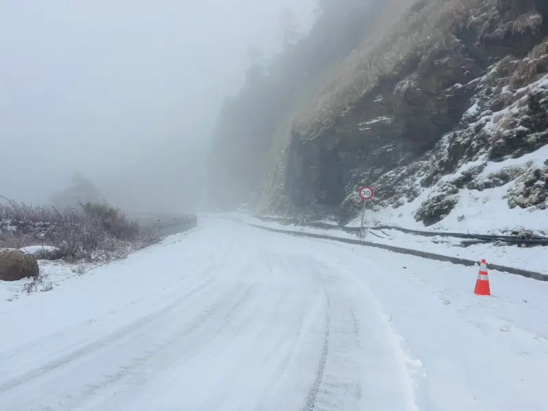 ▲公路局建議上合歡山賞雪的民眾，除了加掛雪鏈，武嶺到松雪樓路段建議行駛四輪傳動車輛。（圖／翻攝「中橫路況交通資訊站」臉書，2026.01.02）