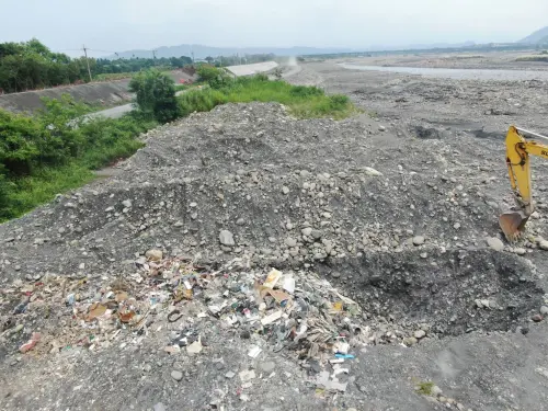 半夜亂倒河川　檢警環科技執法　破獲營建黑市
