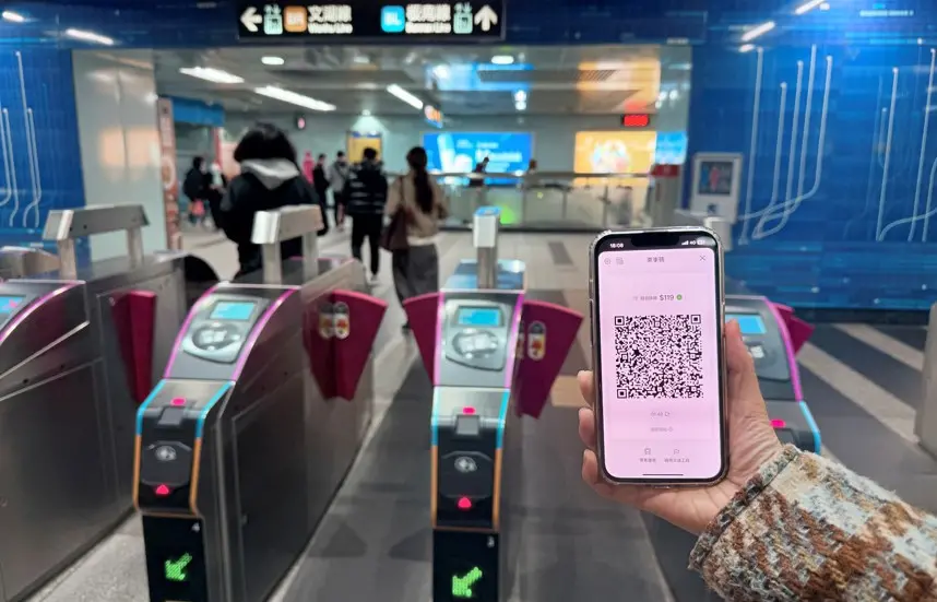 ▲台北捷運明（3）日起開放使用行動支付掃乘車碼（QR Code）進站。（圖╱悠遊卡公司提供）