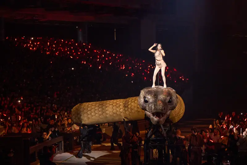 ▲蔡依林（如圖）大巨蛋演唱會令人震撼的巨蟒開場，也是蔡依林最喜歡的橋段，她表示，站在蛇上面就像是在搭海盜船一下好玩，她也很能適應，覺得很滑溜。（圖／凌時差提供）