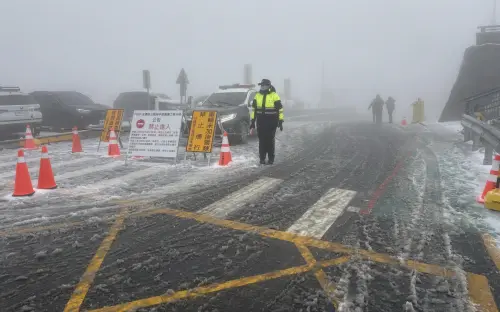 ▲南投縣仁愛分局蕭姓女警7天前在武嶺停車場執勤、疑似冷到內八的照片，引人注目。（圖／翻攝「中橫路況交通資訊站」臉書，2026.01.02）