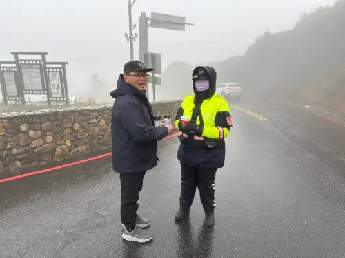 ▲仁愛分局長董育男親自帶熱飲慰勞爆紅女警。（圖／仁愛警分局提供，2026.01.02）