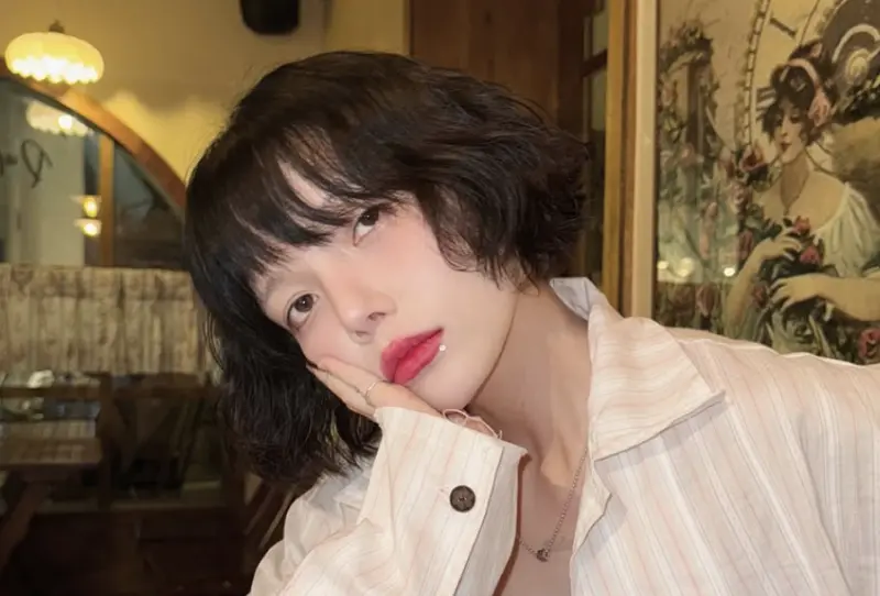 ▲前韓女團AOA隊長申智珉（如圖）今（8）日迎來35歲生日，過往與珉娥的霸凌爭議再度成為焦點。當年韓媒曝光雙方長達約2小時的對質內容，雙方在細節上各執一詞，場面一度情緒失控。（圖／翻攝自IG@jiminbaby_18）