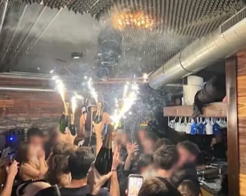 ▲瑞士滑雪勝地的跨年夜酒吧大火，有倖存者聲稱，火災疑似是插有仙女棒的瓶子、點燃天花板易燃材質引起的，但確切原因還有待調查。（圖／翻攝自每日郵報）