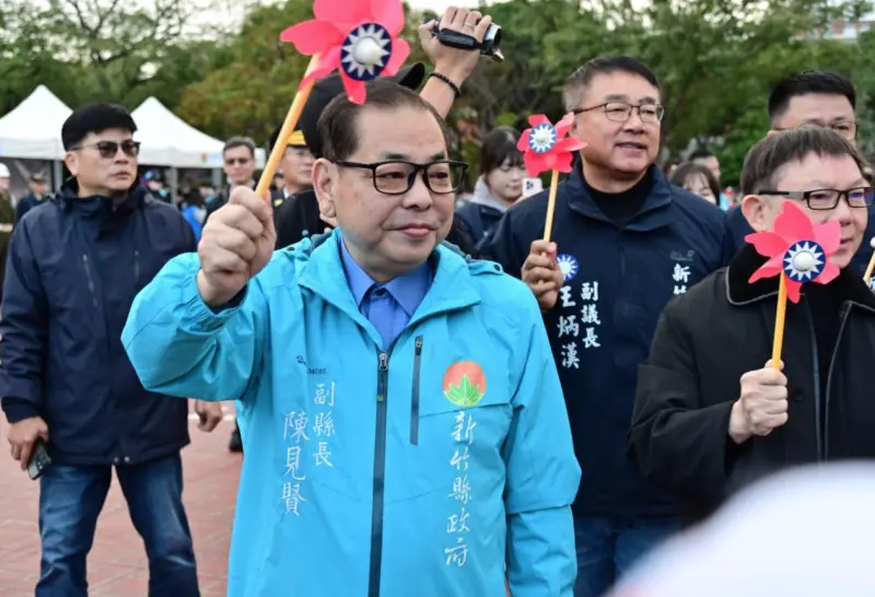 ▲陳見賢昨（1）日戴上一副黑框眼鏡，現身新竹縣政府於府前廣場舉行的升旗典禮，讓網友直呼「有神似蔣經國！」（圖／取自陳見賢FB）