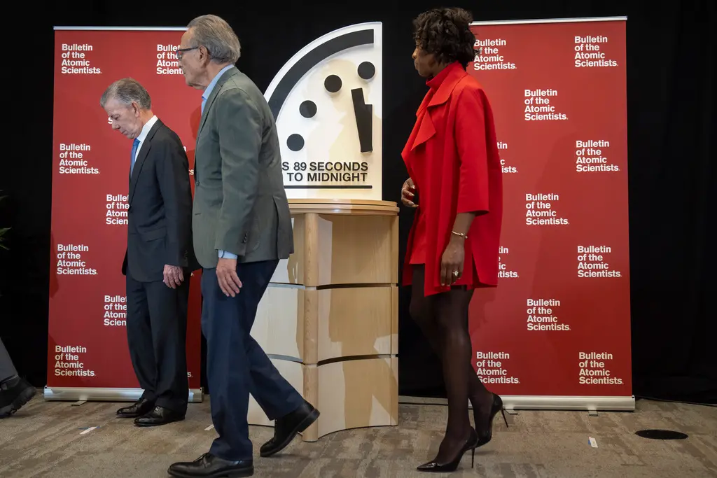 ▲2025年1月，象徵全球安全風險的「末日鐘」（Doomsday Clock）向前撥動1秒，距離象徵毀滅的午夜僅剩89秒。（圖／美聯社／達志影像）