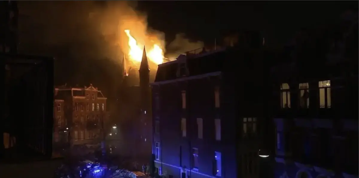 ▲位於荷蘭阿姆斯特丹市中心、擁有逾150年歷史的馮德爾教堂驚傳火警，50公尺高的塔樓倒塌毀損。（圖／美聯社）