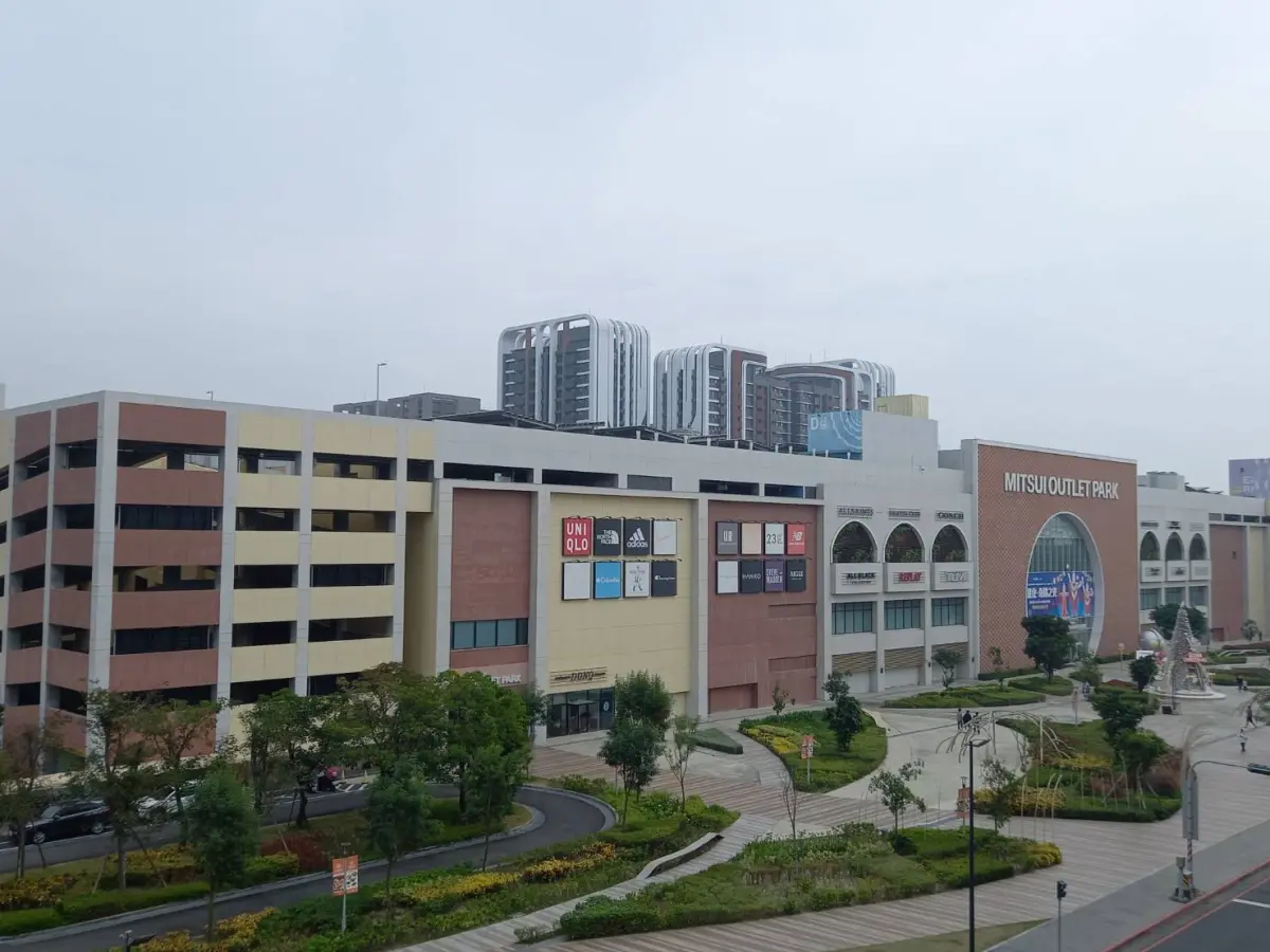 ▲沙崙高鐵特區近年重大建設多，除成大沙崙醫院，還有沙崙智慧綠能科學城、K-12雙語學校、大台南會展中心等諸多重大建設，三井Outlet二期也預計2026年春季開幕。（圖／信義房屋）