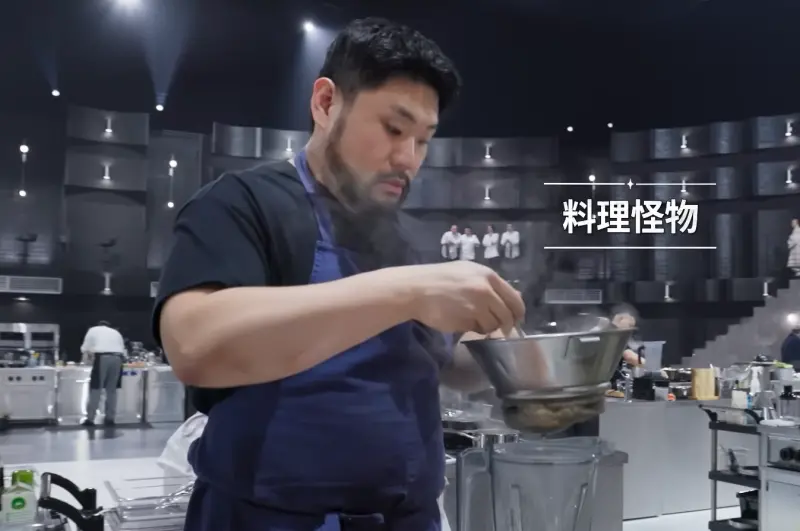 ▲《黑白大廚2》近日剪輯出包，眼尖觀眾發現黑湯匙廚師「料理怪物」（如圖）的本名被公開，代表他有晉級前7強，等於PK結果被提前爆雷，讓觀眾一陣錯愕。（圖／Netflix Taiwan YouTube）