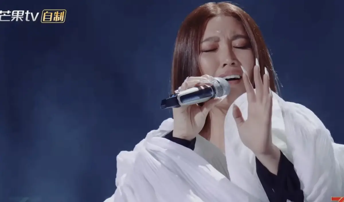 ▲A-Lin第一首破億點擊的歌曲是〈有一種悲傷〉，她在《浪姐》中演唱，讓蔡少芬聽到嘴巴合不起來。（圖／翻攝自YouTube 乘風2025）