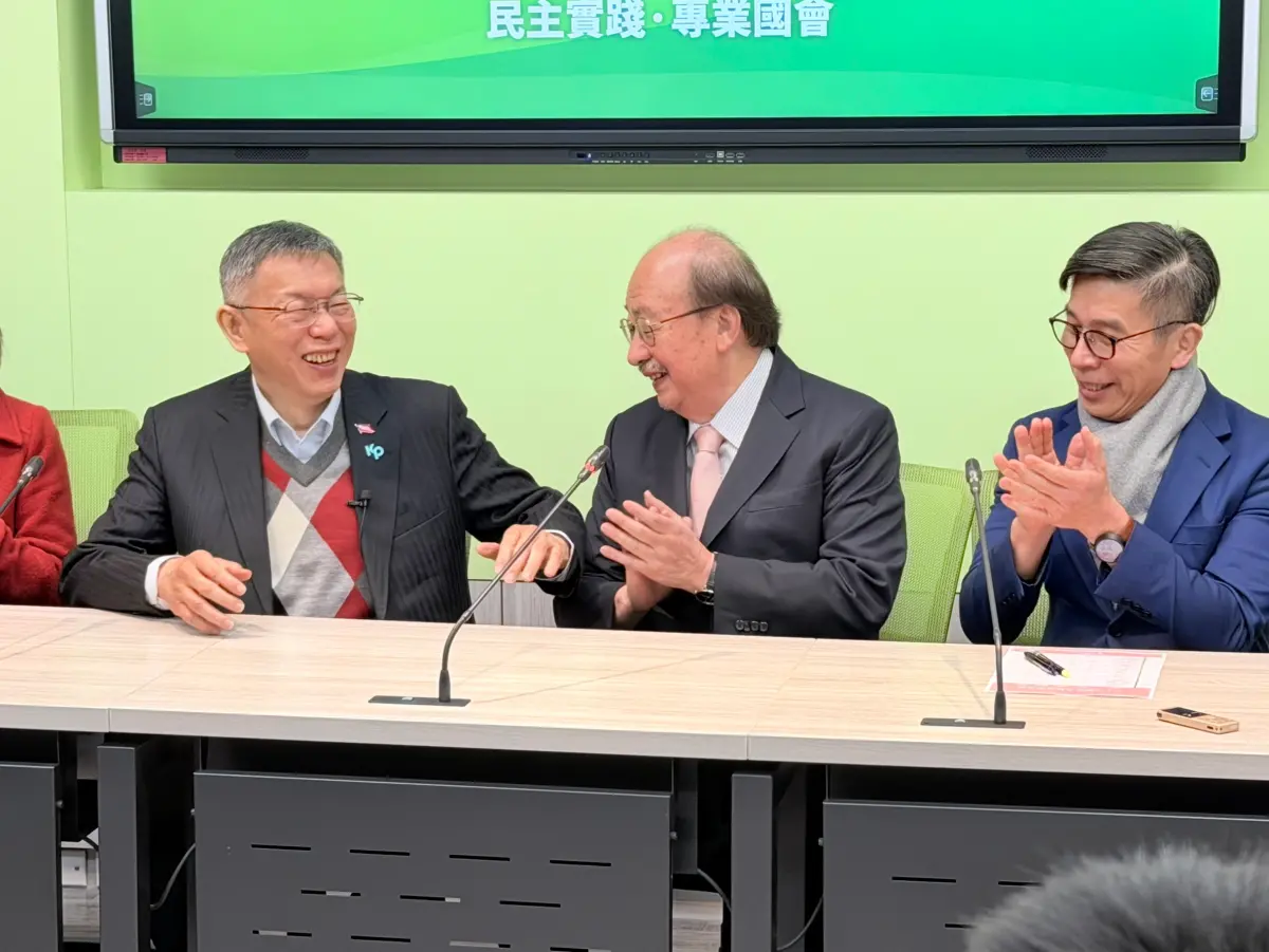 ▲柯文哲拜會民進黨團，與總召柯建銘兩人互動熱絡。（圖／記者嚴俊強攝，2026.01.02）