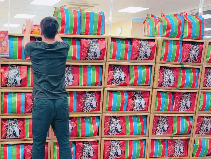 ▲全家福袋今年一推出好評不間斷，內容物有許多包贈品，也有不少人幸運中獎，被大讚誠意十足。（圖/Threads）