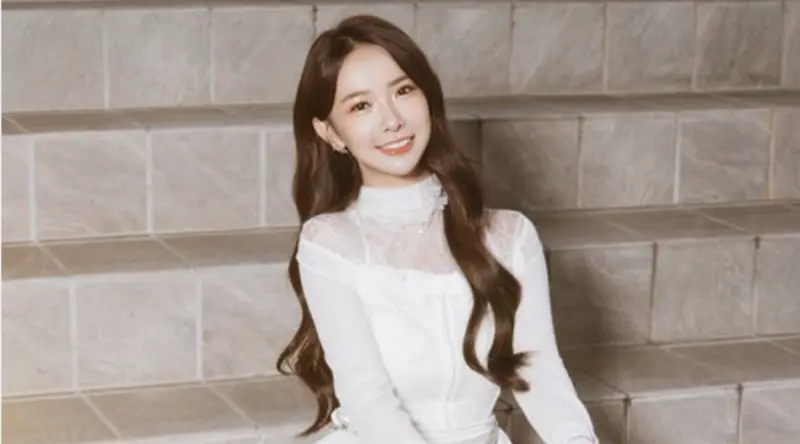 ▲味全龍啦啦隊女神林襄上月23日爆出遭經紀公司「莉奈文創」冷凍，工作量斷崖式下降，今（2）日其好友禾羽（如圖）受訪透露對方近況，強調事情已經翻篇了，「不需要太過留戀。」（圖／隻魚文創提供）