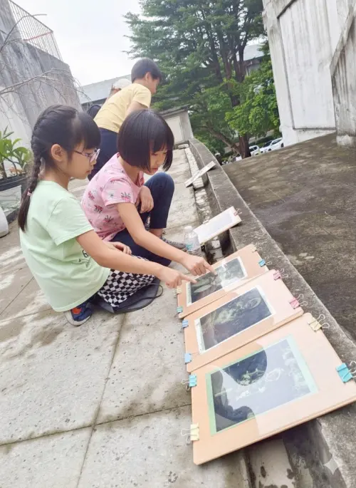 ▲「菁桐照相館」攝影課程，引導孩子以藍晒與手機攝影觀察日常風景。（圖／業者提供）