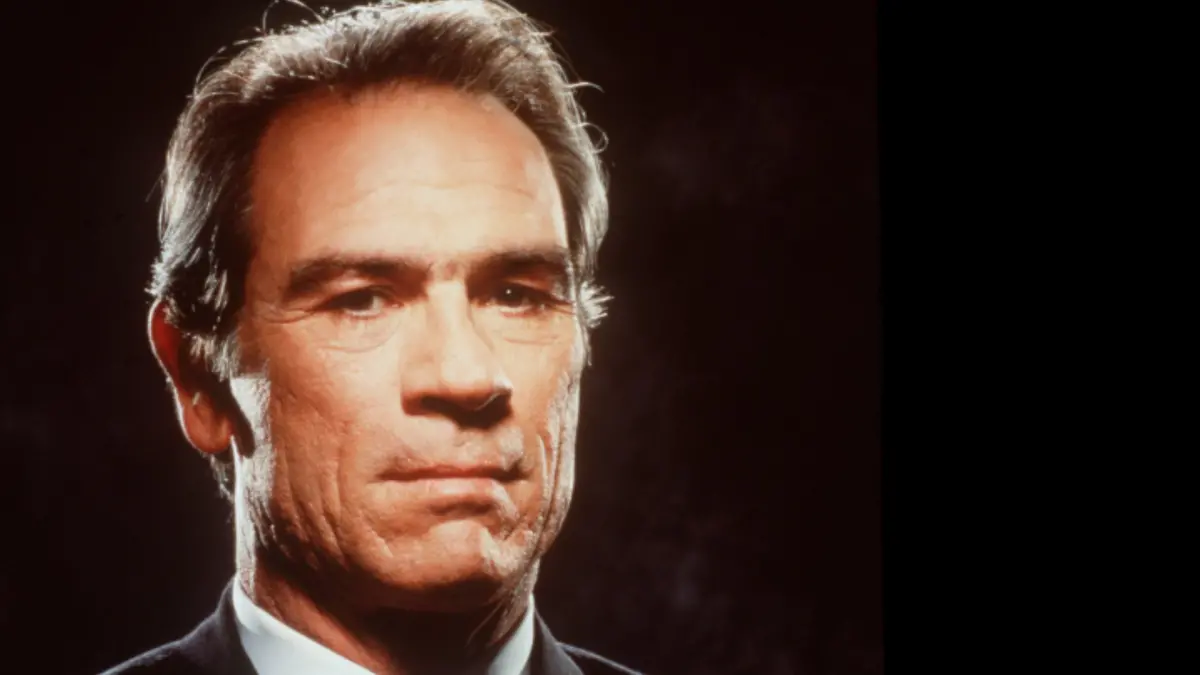 ▲湯米李瓊斯（如圖）34歲愛女飯店身亡，她曾經和爸爸演出《MIB星際戰警II》。（圖／翻攝自IMDb）