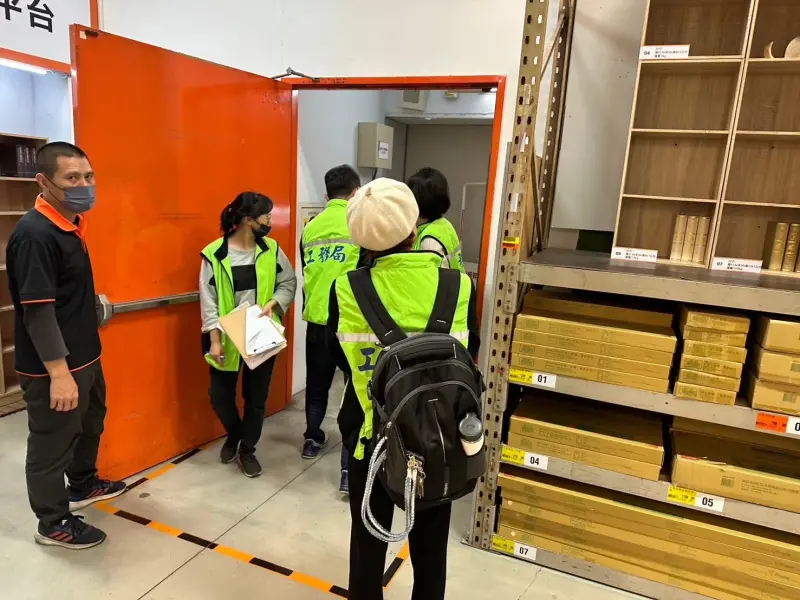 ▲ 高市府工務局自1月6日起啟動春節前公共安全專案聯合稽查，針對本市面積超過2,000平方公尺之大型百貨公司、量販賣場及KTV等共計60家人潮密集場所進行抽檢。（圖／高市府工務局提供）