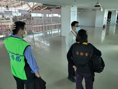 ▲ 工務局檢查項目包括：緊急出入口、避難層出入口、安全梯或特別安全梯、室內走廊、防火區劃鐵捲門及常閉式防火門是否可正常自動關閉等。（圖／高市府工務局提供）