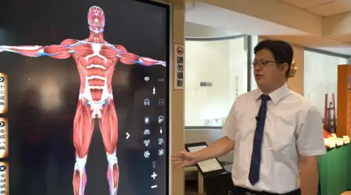A medical instructor showcases how the Dynamic 3D Meridian System works. (TCN)