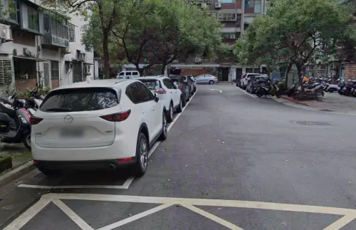 ▲實際查看台北市信義區忠孝東路五段372巷一帶的路邊停車格，不少駕駛也因車輛較大，前後輪胎皆壓到車格線。（圖／翻攝自Google Maps）