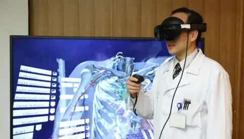 Chairman Chen showcases how the metaverse surgical simulation platform works. (TCN)