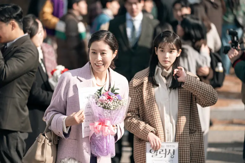 ▲在《苦盡柑來遇見你》飾演IU的媽媽吳愛純的文素利（左）在2026年元旦第一天因急性腎盂腎炎被送急診室。（圖／Netflix）