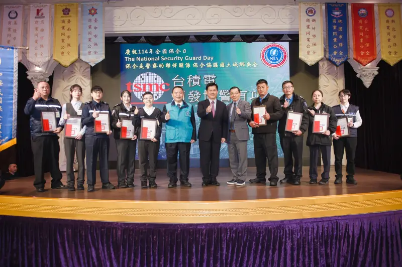 ▲英雄不穿斗篷！林佳龍發文謝保全：專業守護社區與國家安全。（圖／林佳龍臉書）