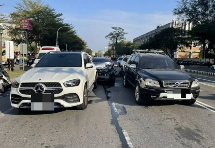 ▲台南市東區小東路發生連環追撞事故，現場多部自小客車受損，甚至還有車輛撞上分隔島。（圖／翻攝畫面）