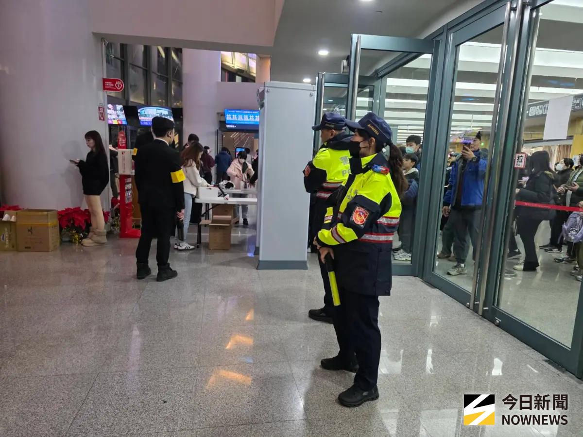 ▲BABYMONSTER台北小巨蛋開唱吸引萬人朝聖，為了預防張文無差別攻擊事件再次發生，超過40位警察駐守場外實施層層安檢。（圖／記者陳雅蘭攝）