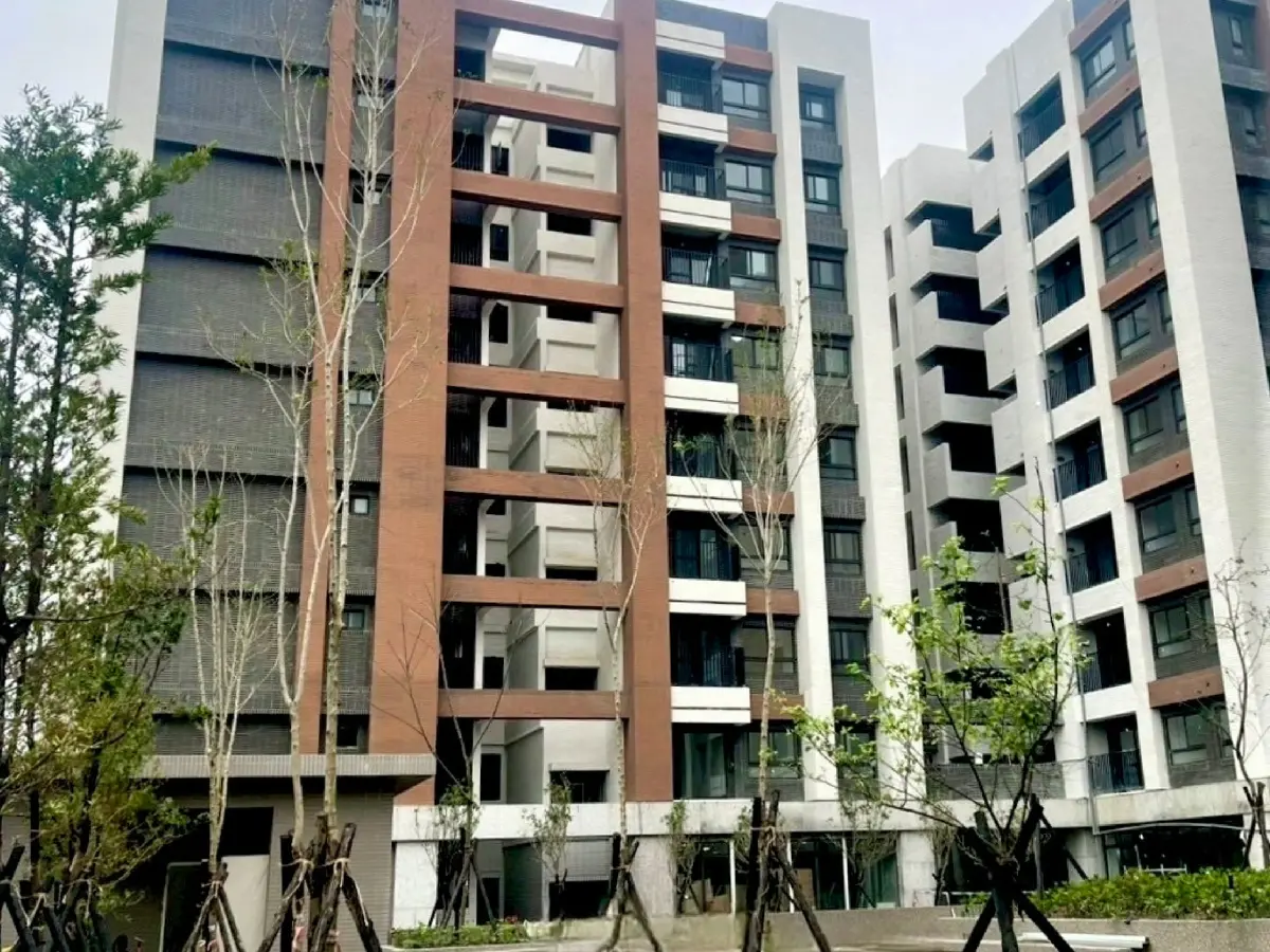 ▲首波桃園可負擔住宅房源「桃園航空城安置住宅」外觀實景。針對桃園 2 字頭房價可行性，建商龍頭祝文宇與專家看法分歧，後續計畫鎖定桃園捷運宅 A20、A21 站周邊推動。（圖／桃園事臉書）