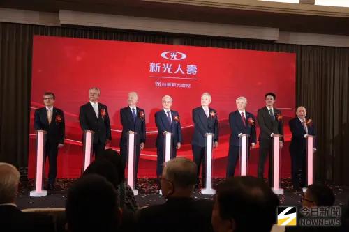 ▲新光人壽以「新新共好，開創新局」為主題舉辦合併茶會，由台新新光金控董事長吳東亮（左4）、台新新光金控總經理林維俊（右3）、新光人壽董事長魏寶生（左3）、新光人壽副董事長洪士琪（左2）、新光人壽總經理黃敏義（左1）、新光人壽董事吳昕豪（右2）、新光人壽資深執行副總戴朝暉（右1）及壽險公會理事長陳慧遊（右4）共同進行啟動儀式，象徵新光人壽邁入新篇章。（圖／記者葉政勳攝）