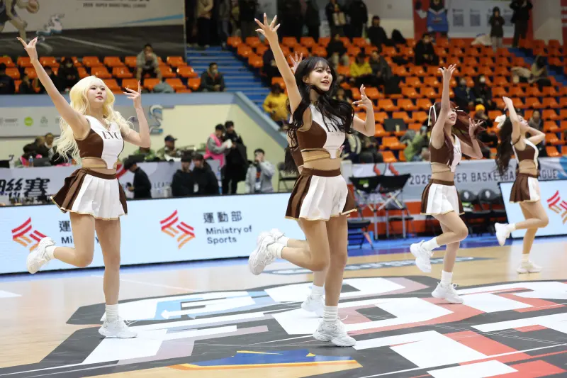 ▲黑鳶以高規格打造全新啦啦隊「EVIC CHEER」，為隊史首戰注入滿滿話題性。其中，首次出國就是來台應援的韓職「最強新人」朱叡智表示這趟台灣行既新鮮又難忘，「希望能被更多台灣人認識。」（圖／SBL提供）