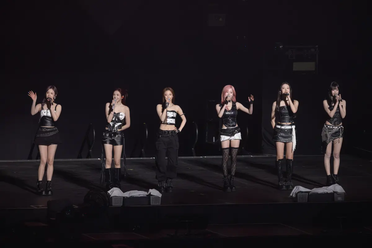 ▲BABYMONSTER台北小巨蛋開唱，中文擔當成員Ahyeon（右一）透露在後台狂找鳳梨酥，離開前約萬名歌迷吃火鍋，笑翻全場。（圖／讀者提供）