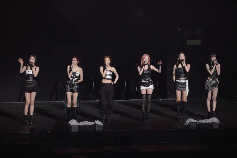 BABYMONSTER衝小巨蛋魚池、找鳳梨酥　中文突襲粉絲:要不要吃火鍋