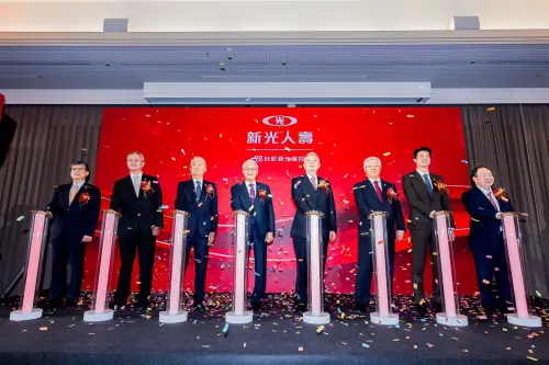 ▲新光人壽以「新新共好，開創新局」為主題舉辦合併茶會，由台新新光金控董事長吳東亮（左4）、台新新光金控總經理林維俊（右3）、新光人壽董事長魏寶生（左3）、新光人壽副董事長洪士琪（左2）、新光人壽總經理黃敏義（左1）、新光人壽董事吳昕豪（右2）、新光人壽資深執行副總戴朝暉（右1）及壽險公會理事長陳慧遊（右4）共同進行啟動儀式，象徵新光人壽邁入新篇章。（圖／新光人壽提供）