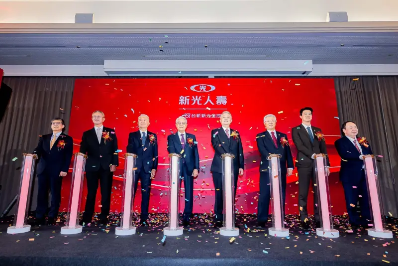 ▲新光人壽以「新新共好,開創新局」為主題舉辦合併茶會,由台新新光金控董事長吳東亮(左4)、台新新光金控總經理林維俊(右3)、新光人壽董事長魏寶生(左3)、新光人壽副董事長洪士琪(左2)、新光人壽總經理黃敏義(左1)、新光人壽董事吳昕豪(右2)、新光人壽資深執行副總戴朝暉(右1)及壽險公會理事長陳慧遊(右4)共同進行啟動儀式,象徵新光人壽邁入新篇章。(圖/新光人壽提供)