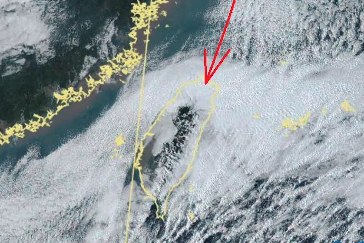 ▲強烈大陸冷氣團南下，中央氣象署今（2）日針對全台18縣市發布低溫特報，前中央氣象局長鄭明典表示，衛星雲圖出現整齊「雲街」，代表冷空氣出海位置偏南、風速快，保冷效果極佳，低溫將相當有感。（圖／翻攝自鄭明典臉書粉專）