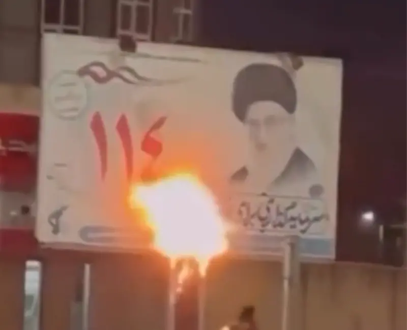 伊朗示威遍地開花！最高領袖畫像、宗教學校、政權標誌都被燒