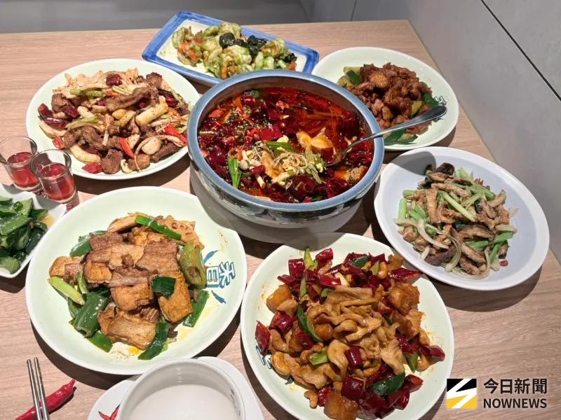 ▲因應冬季餐飲需求，「開飯」全台門市首推季節限定6道冬季新菜，主廚透過鑊氣十止的川菜，讓食客身心暖洋洋。（圖／記者金武鳳攝，2026.1.3)