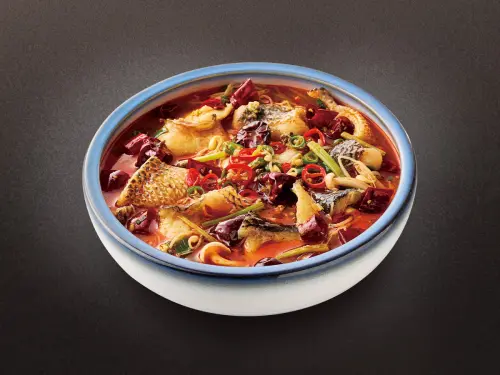 ▲這道「椒香熗鍋魚」，以嫩滑魚片搭配黃豆芽與白精靈菇，再以紅油澆淋，香麻帶勁。（圖／業者提供）