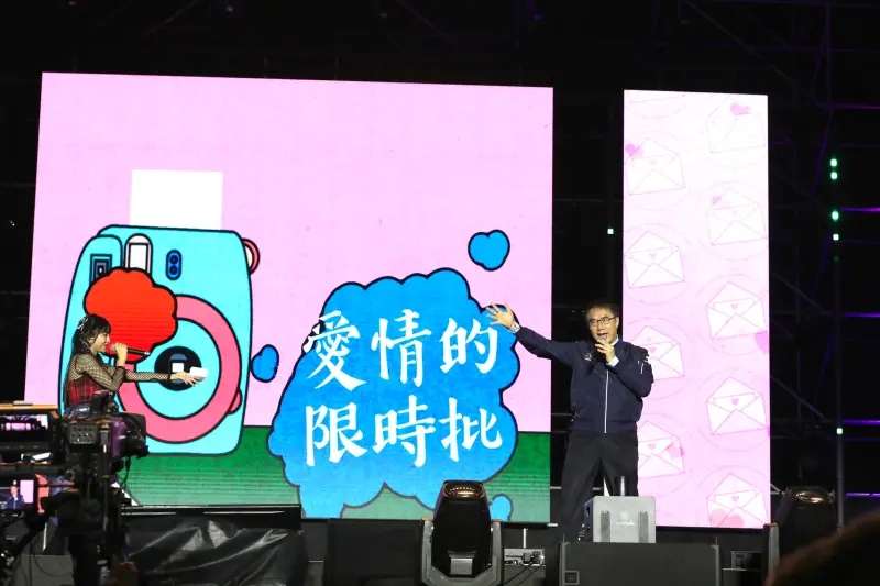 ▲ 黃偉哲與主持人合唱愛情限時批這段演出，創下當晚電視轉播第二高收視率。（圖／南市府提供）