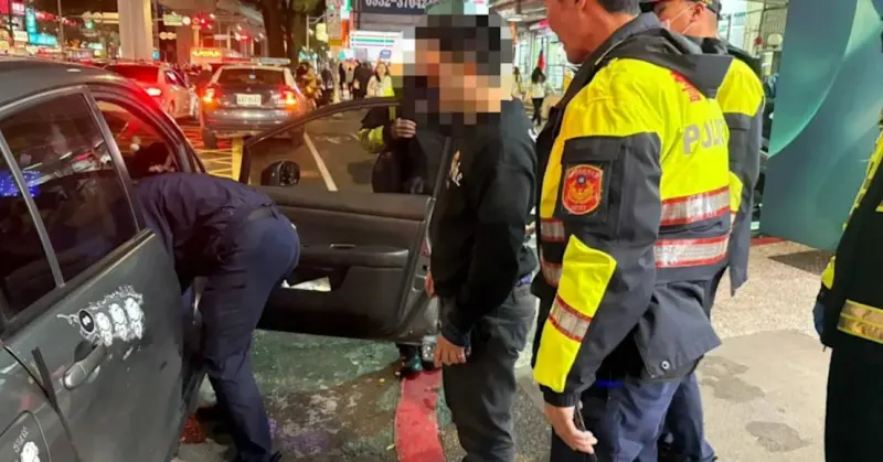 ▲鄭姓女子因與男友吵架，晚間僅著薄紗跳下車，目擊者嚇壞趕緊報警後，女子被強制送醫。（圖／翻攝畫面）