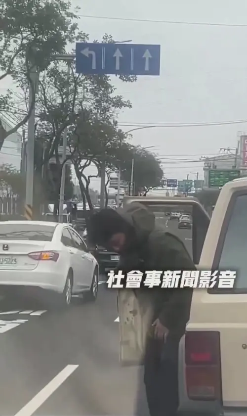 車輪脫落離家出走 車主尷尬下車察看
