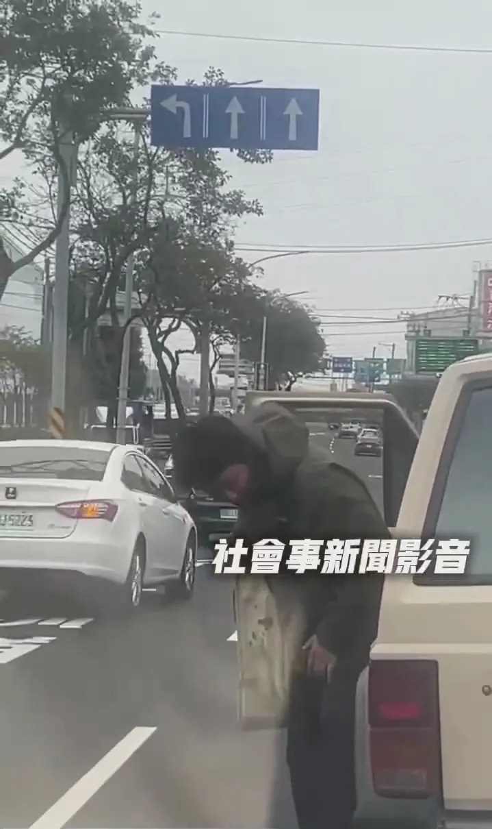 ▲一顆輪子突然離家出走，車主趕緊下車察看，也引起其他路人好奇，議論紛紛，還將影片po上社會事影音（圖/社會事影音）