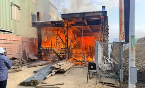 快訊／台南工地火燒兩戶畫面曝光！外籍男五官、手腳多處燒傷送醫
