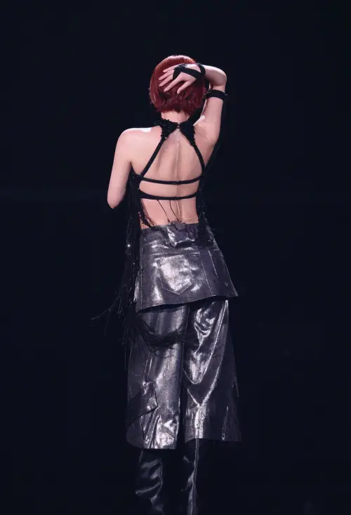 ▲楊丞琳（如圖）為演唱會瘦身有成，在場上秀出美背。（圖／樹與天空娛樂提供）