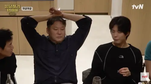 ▲《請回答1988》演員在《請回答1988 十週年》團綜聊到印象最深的一幕，朴寶劍（右）當眾落淚。（圖／翻攝自tvN Joy）