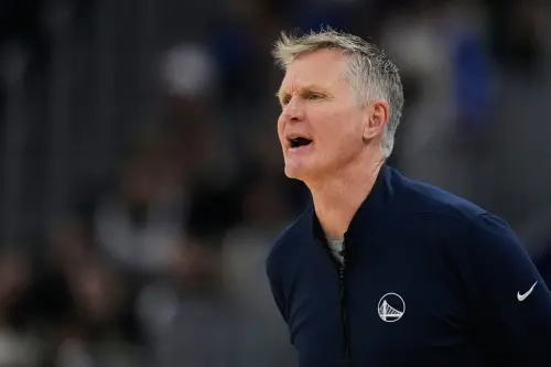 ▲勇士在三次對戰中合計淨負高達73分，期間分別落敗24分、12分，以及今日最懸殊的37分。賽後勇士主帥（Steve Kerr）顯然並不滿意這樣的結果，他直言主力球員缺陣並不是藉口。（圖／美聯社／達志影像）