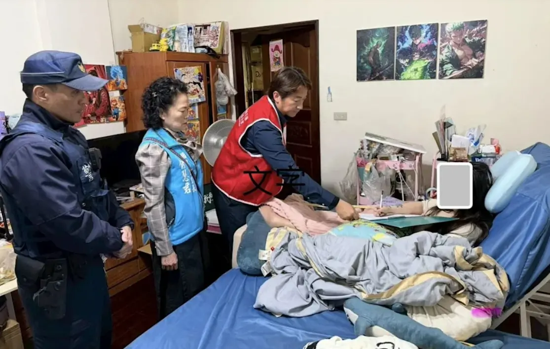 ▲花蓮一名潘姓男子是桃園酒駕被判刑未報到的通緝犯，員警將他上銬要逮捕歸案，他求警方讓他回家一趟幫全身癱瘓的老婆換藥。（圖／翻攝魏嘉賢臉書）