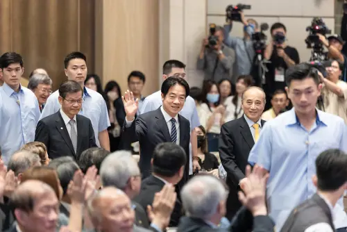 President Lai attends an event held by the Institute for Biotechnology and Medicine Industry and waves at the crowd. (Office of the President)