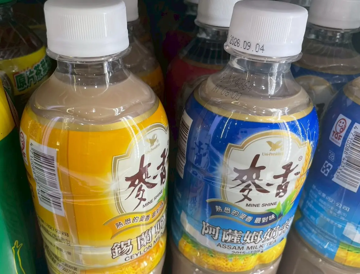 ▲麥香奶茶寶特瓶分有黃色款「錫蘭奶茶」和藍色款「阿薩姆奶茶」，有民眾不解兩者有何差別，統一官網早就公布答案。（圖／記者陳雅雲攝）
